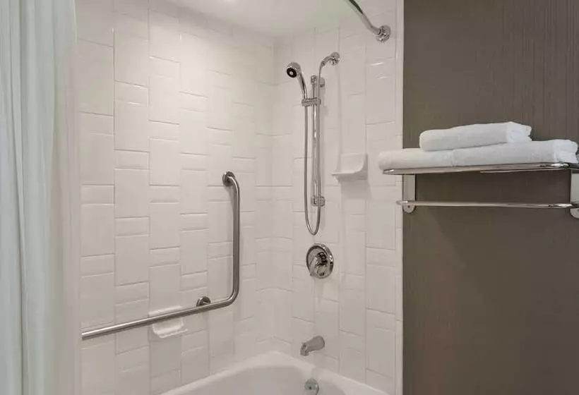 سوئیت برای معلولان, Hilton Vancouver Airport