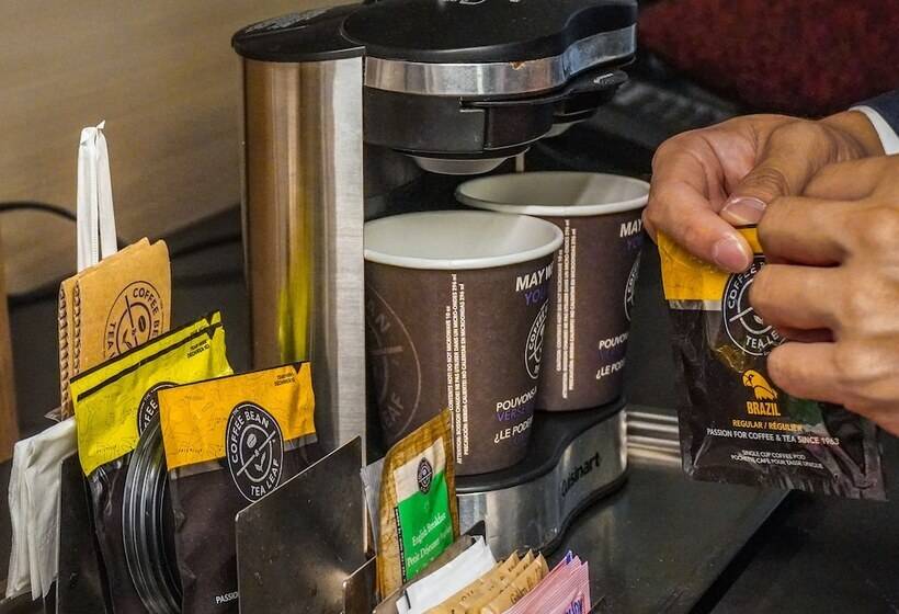 带2个双人床的标准工作室, Hilton Vancouver Airport