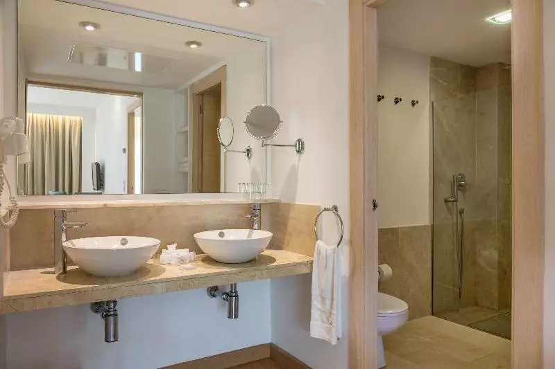 سوئیت جونیور با تخت بزرگ, Hilton Vancouver Airport