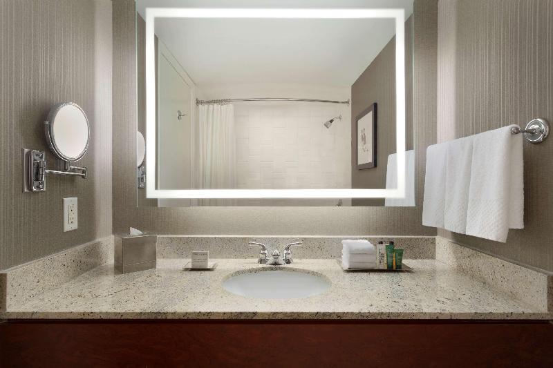 Полулюкс, Hilton Vancouver Airport