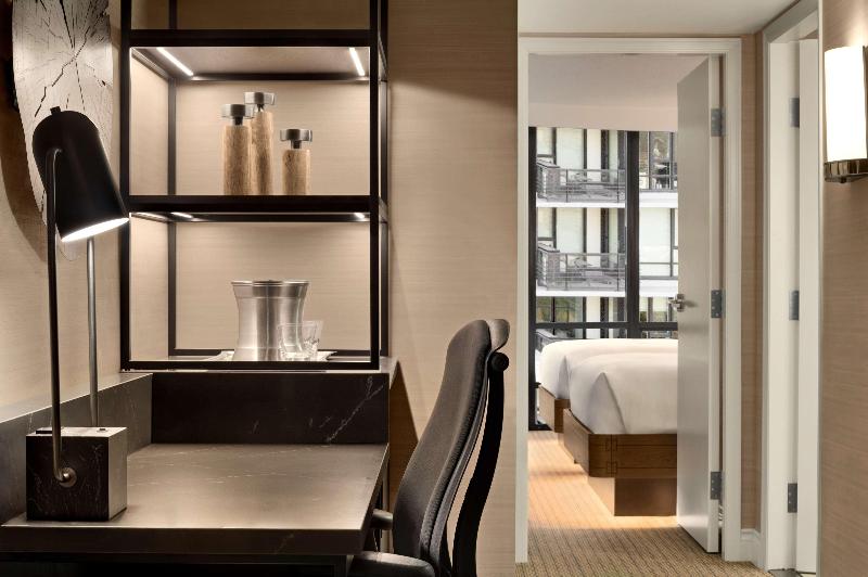 Полулюкс, Hilton Vancouver Airport