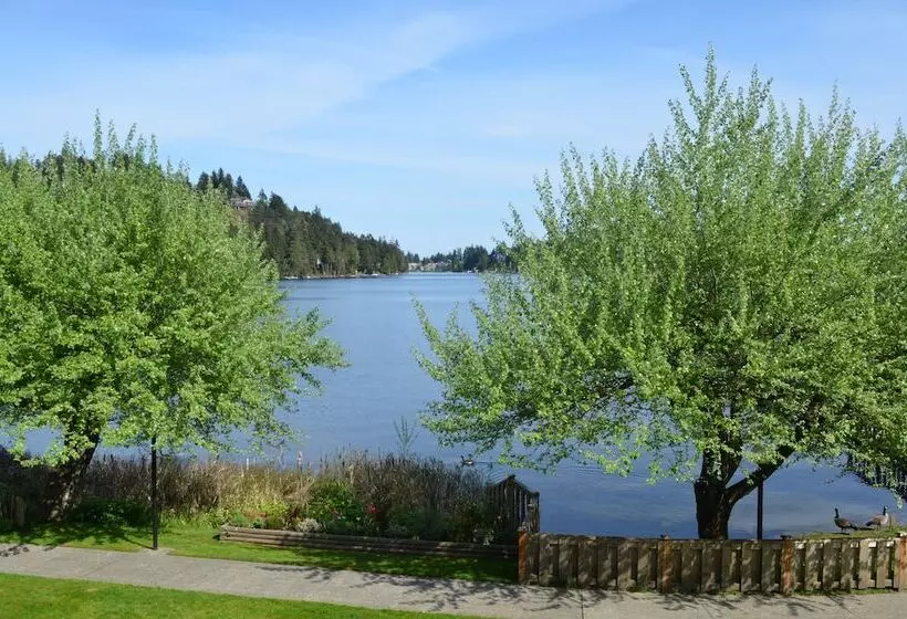 اتاق استاندارد با چشم‌انداز دریاچه, Inn On Long Lake