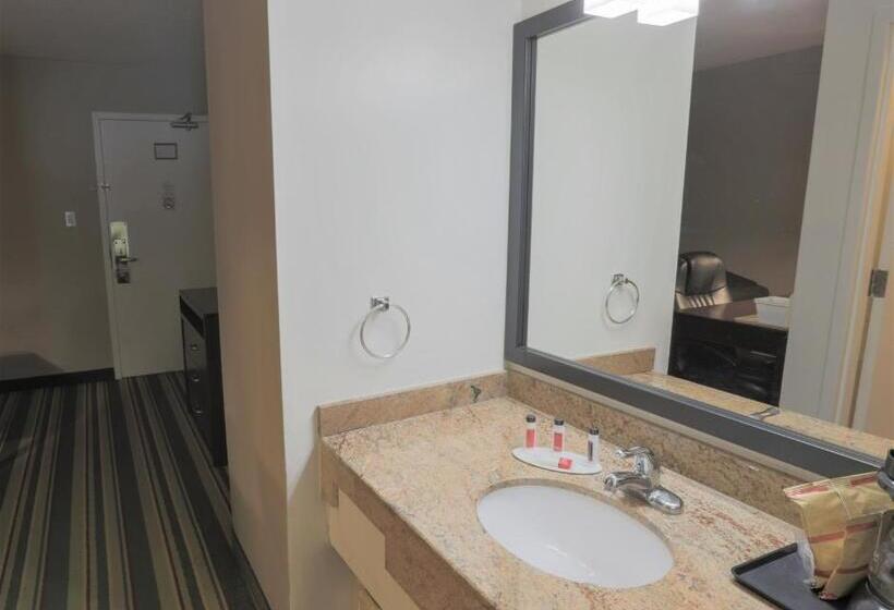 جناح, Jolly Roger Inn & Resort