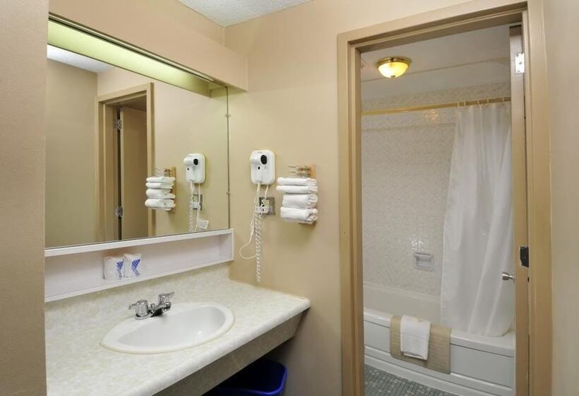 带2个双人床的标准工作室, Maritime Inn Antigonish