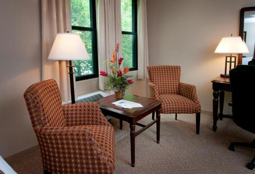 带2个双人床的标准工作室, Maritime Inn Antigonish