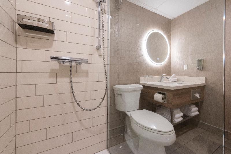 اتاق استاندارد با تخت بزرگ, & Suites Le Dauphin Quebec