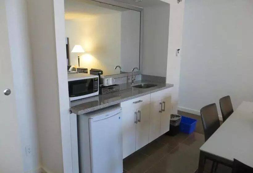 キングサイズベッドのスイートルーム, Toronto Don Valley Hotel And Suites