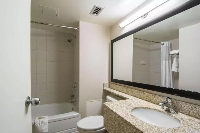 سوئیت با تخت بزرگ, Quality Inn & Suites Yellowknife