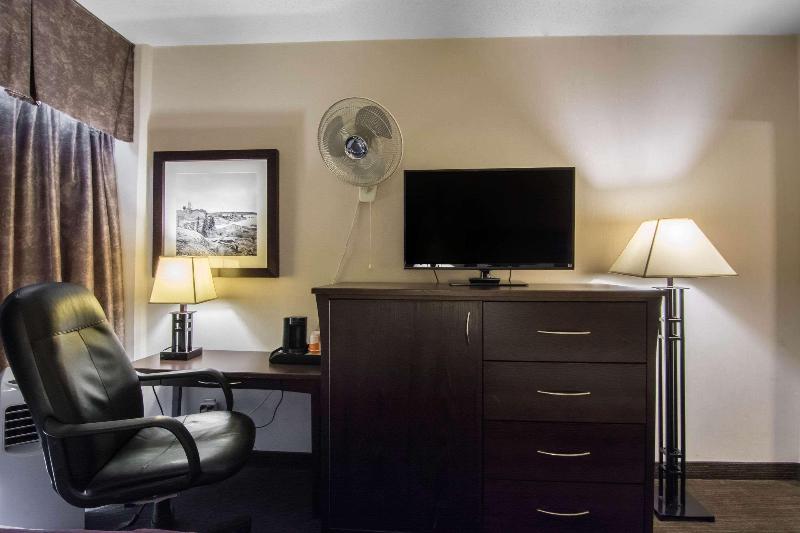 キングサイズベッドのスイートルーム, Quality Inn & Suites Yellowknife