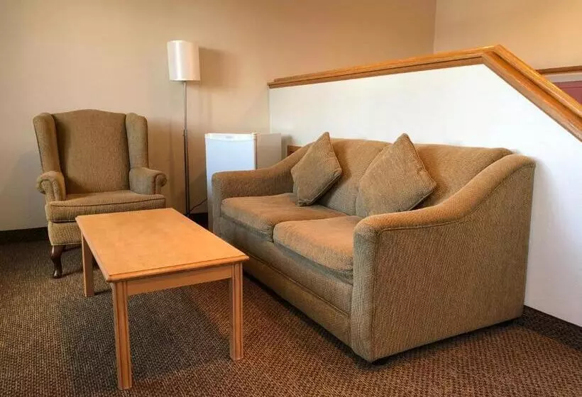 Deluxe Suite King Bed, Super 8 By Wyndham Salmon Arm
