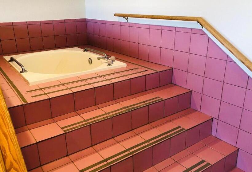 Люкс Deluxe Кровать Кинг, Super 8 By Wyndham Salmon Arm