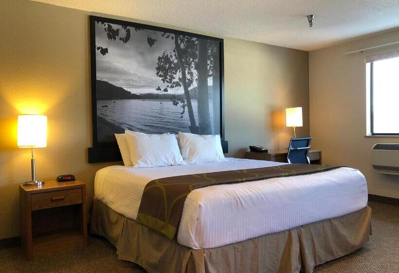 带大床的复式套间, Super 8 By Wyndham Salmon Arm