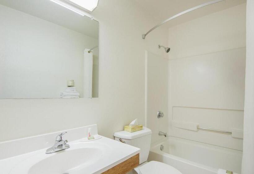 Стандартный Номер Кровать Кинг, Super 8 By Wyndham Salmon Arm