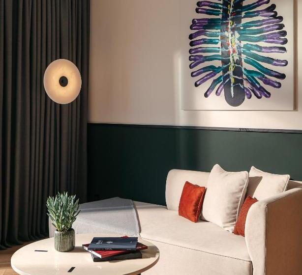 سوییت اجرایی, Almanac X Alcron Prague