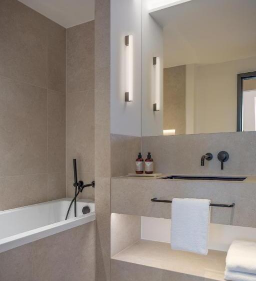 سوئیت با چشم‌انداز, Almanac X Alcron Prague