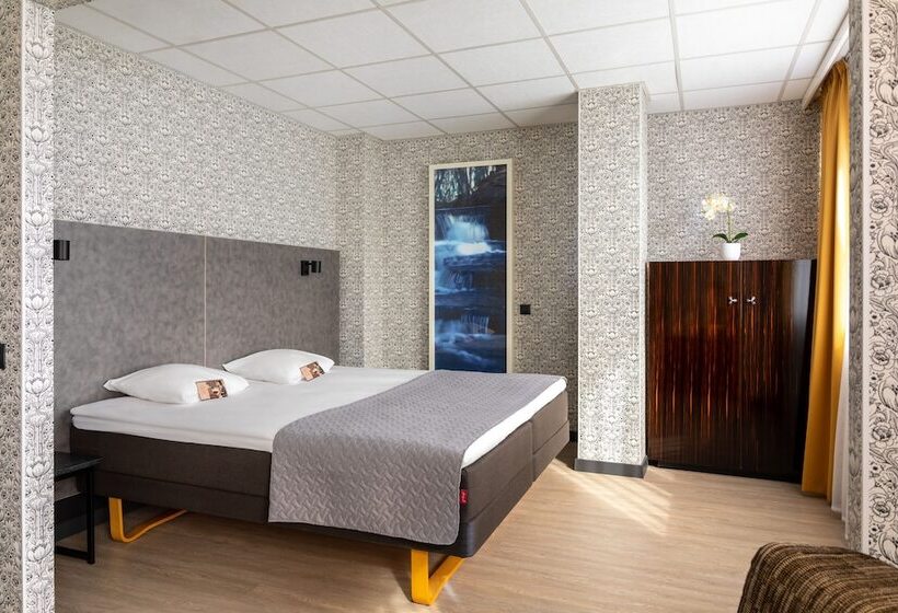 اتاق خانوادگی, Metropol