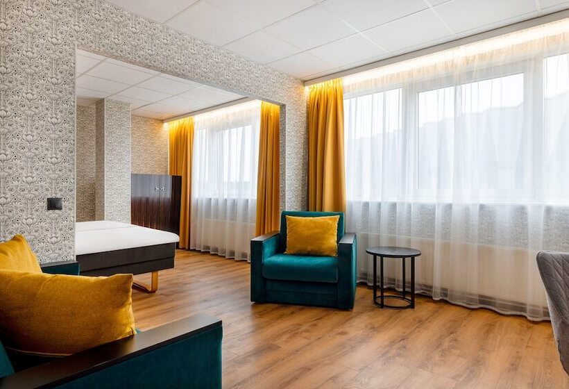 اتاق خانوادگی, Metropol