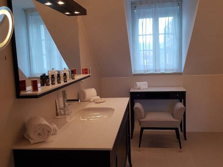 סוויטת ג'וניור עם נוף לפארק, Chateau Saintjean, Relais & Chateaux