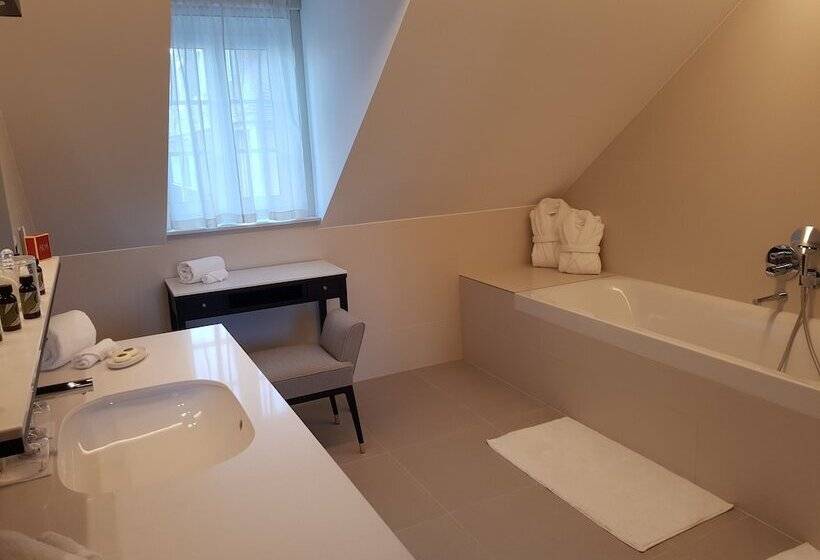 סוויטת ג'וניור עם נוף לפארק, Chateau Saintjean, Relais & Chateaux