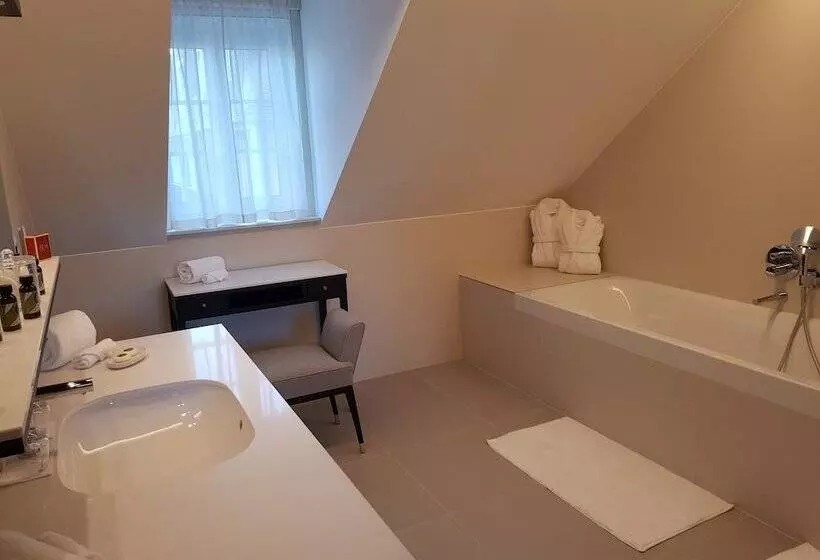 Junior Suite Vue Parc, Chateau Saintjean, Relais & Chateaux