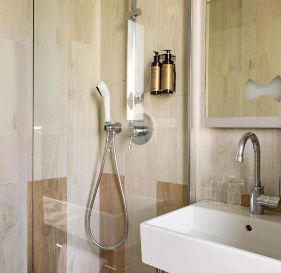 スタンダードトリプルルーム, Gaston