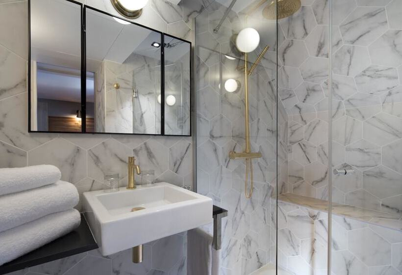 Номер Superior, Maxim Folies