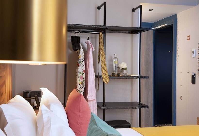 Номер Deluxe, Maxim Folies