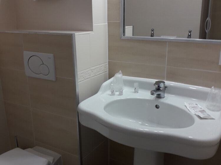 Трехместный Номер Стандарт Боковой Вид на Море, Hôtel The Originals Miramar, Royan Pontaillac