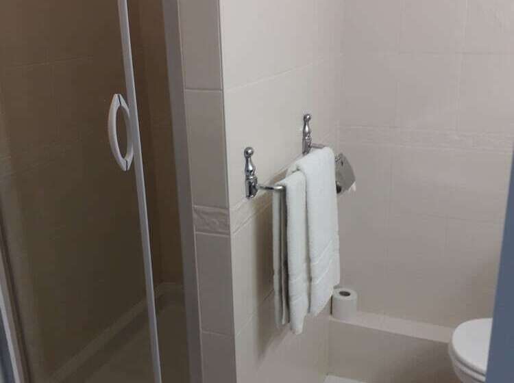 غرفة قياسية ثلاثية ذات إطلالة جانبية على البحر, Hôtel The Originals Miramar, Royan Pontaillac