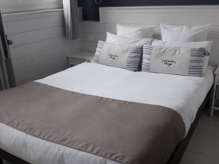 Трехместный Номер Стандарт Боковой Вид на Море, Hôtel The Originals Miramar, Royan Pontaillac