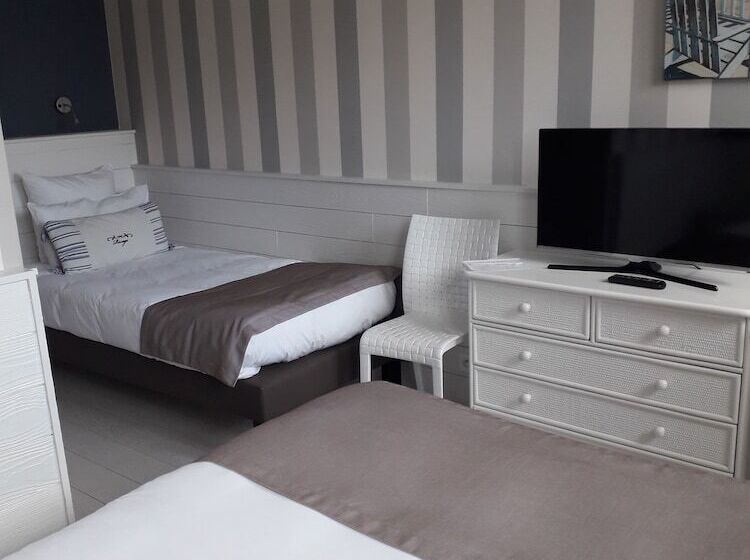 غرفة قياسية ثلاثية ذات إطلالة جانبية على البحر, Hôtel The Originals Miramar, Royan Pontaillac