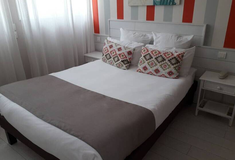 غرفة قياسية إطلالة جانبية علي البحر, Hôtel The Originals Miramar, Royan Pontaillac