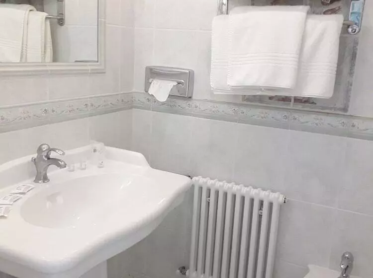 オーシャンビューのスーペリアトリプルルーム, Hôtel The Originals Miramar, Royan Pontaillac
