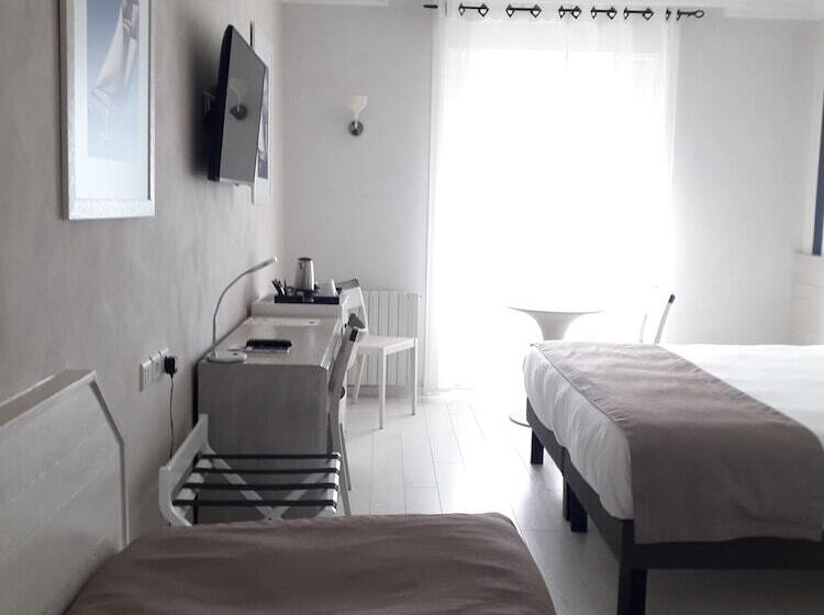 带海景的高档三人间, Hôtel The Originals Miramar, Royan Pontaillac