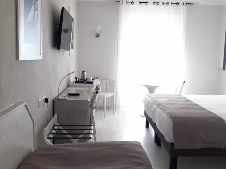オーシャンビューのスーペリアトリプルルーム, Hôtel The Originals Miramar, Royan Pontaillac