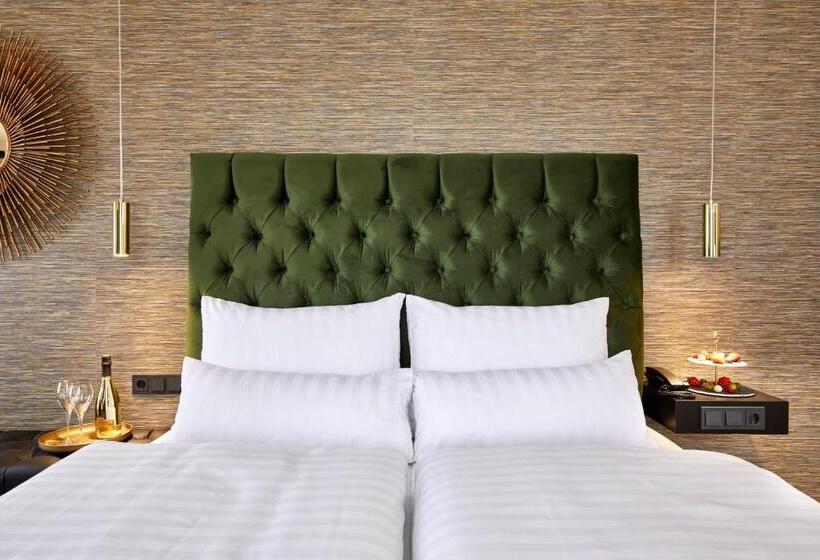 חדר קומפורט, Das Carls