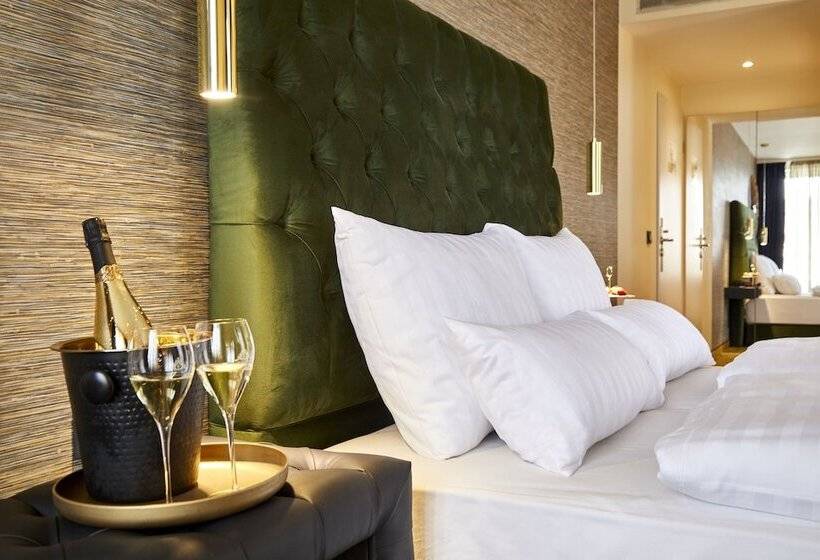 חדר קומפורט, Das Carls