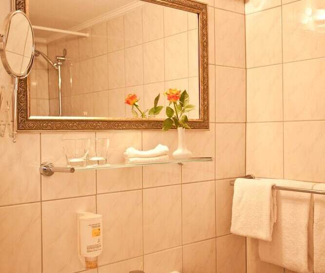 اتاق استاندارد سه تخته با بالکن, Safestay Berlin Kurfurstendamm