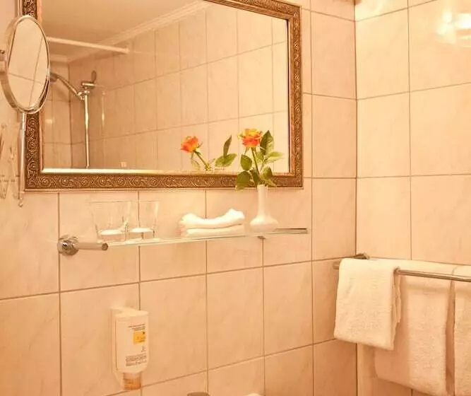 اتاق استاندارد سه تخته با بالکن, Safestay Berlin Kurfurstendamm