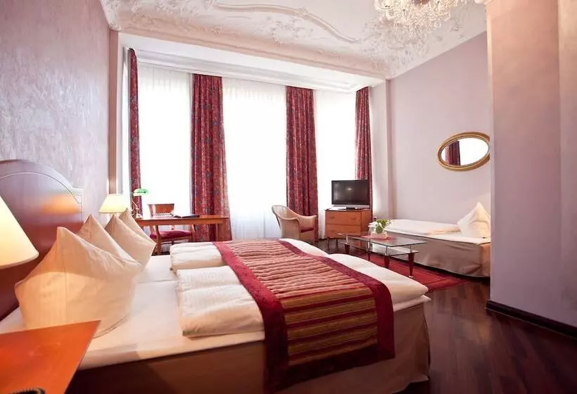 اتاق استاندارد سه تخته با بالکن, Safestay Berlin Kurfurstendamm