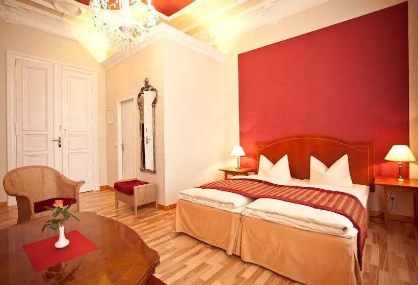 اتاق استاندارد سه تخته با بالکن, Safestay Berlin Kurfurstendamm