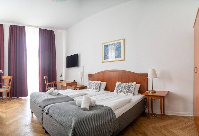 اتاق استاندارد سه تخته با بالکن, Safestay Berlin Kurfurstendamm