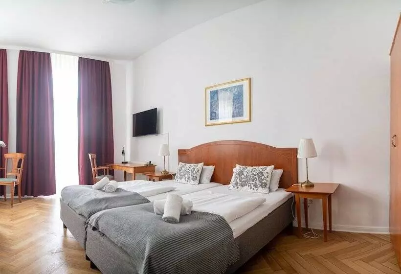 اتاق استاندارد سه تخته با بالکن, Safestay Berlin Kurfurstendamm
