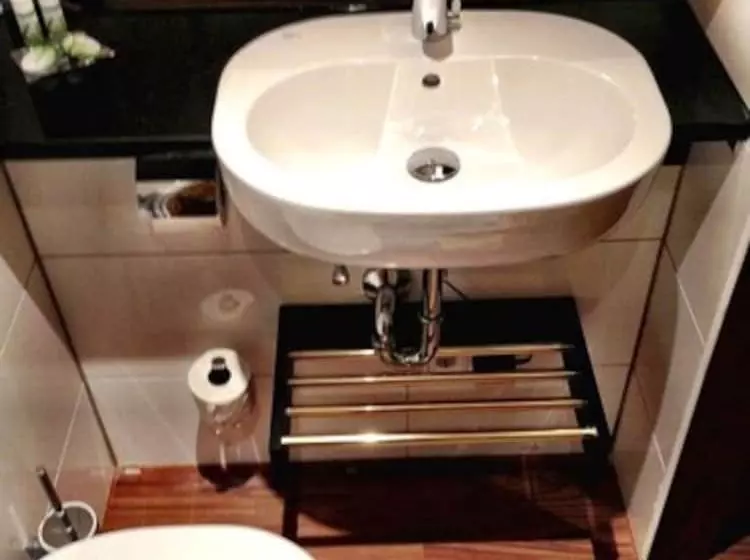Economy Triple Room, Europa Life