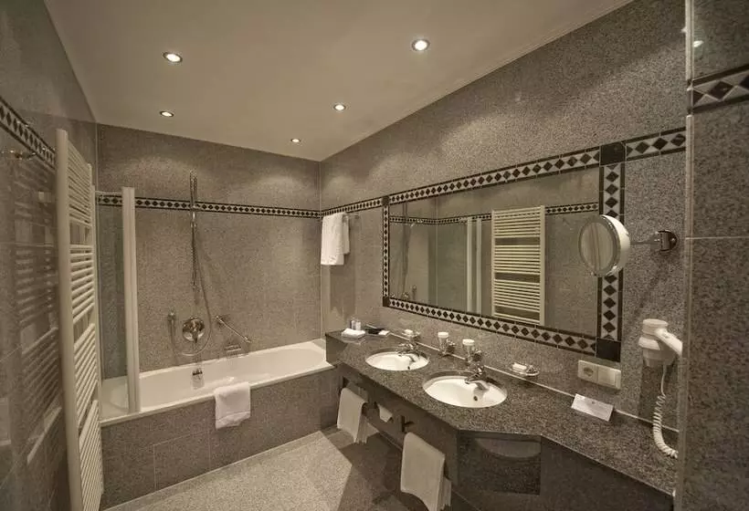 سوئیت جونیور کلاسیک, Parkhotel Adler