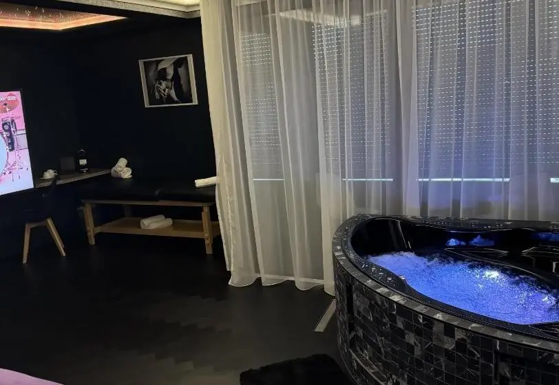 سوئیت با وان آب گرم, Plaza Inn Stays Design Dortmund
