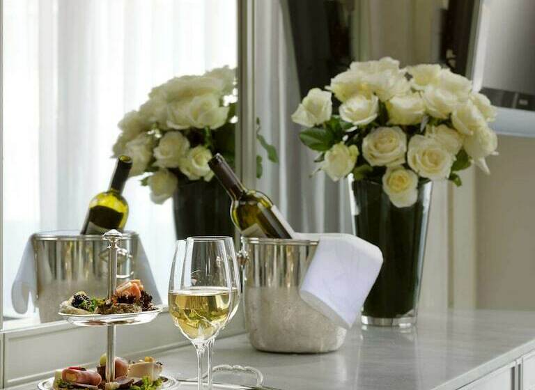 غرفة كلاسيكية, Njv Athens Plaza