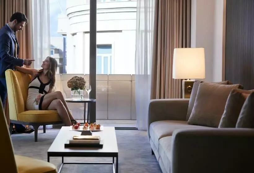 سوییت لوکس, Njv Athens Plaza