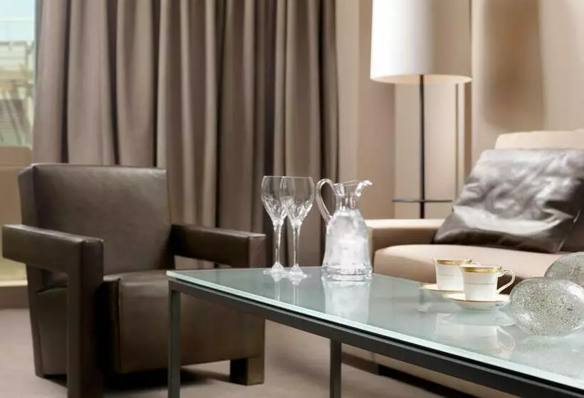سوییت لوکس, Njv Athens Plaza