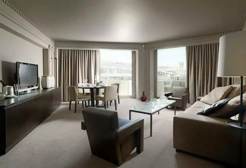 سوییت لوکس, Njv Athens Plaza